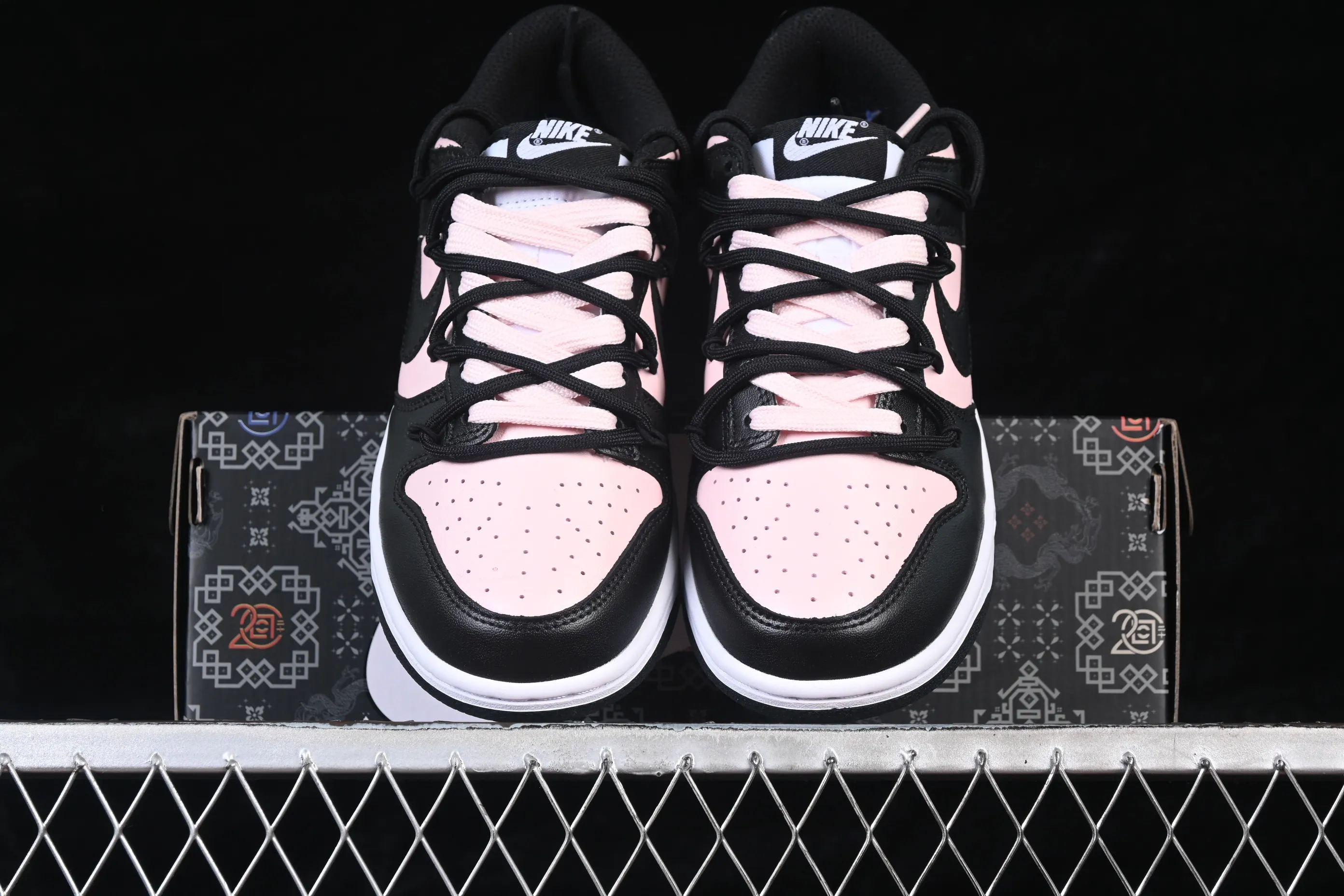 All Categories Nk SB Dunk Series Nk SB Dunk Low Low-top sneakers Nike SB Dunk Low Black Pink Straps Low-top casual sneakers CW1590-100